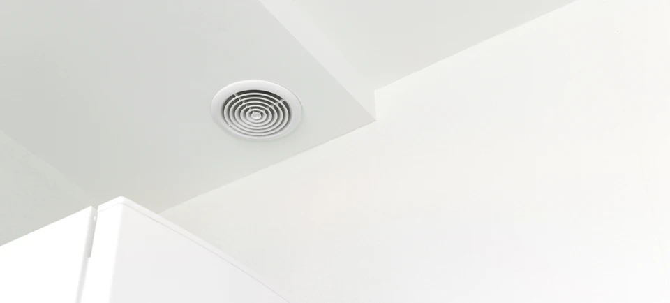 Ventilation de l'air dans une maison moderne à l'intérieur sur le toit, conception de la construction industrielle