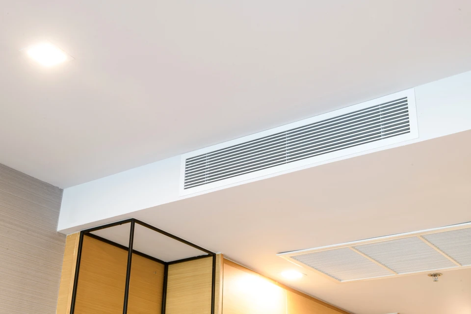 Intérieur moderne avec plafond suspendu blanc et éclairage encastré