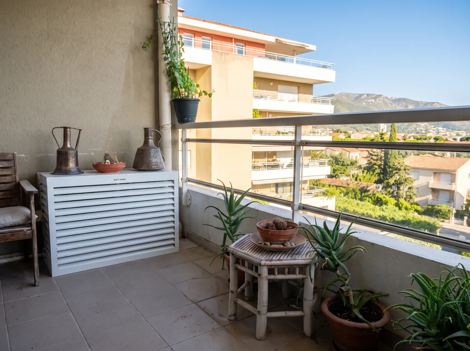 Couloir moderne d'entreprise avec sol en granito poli réfléchissant, plafond métallique à grille modulaire suspendue