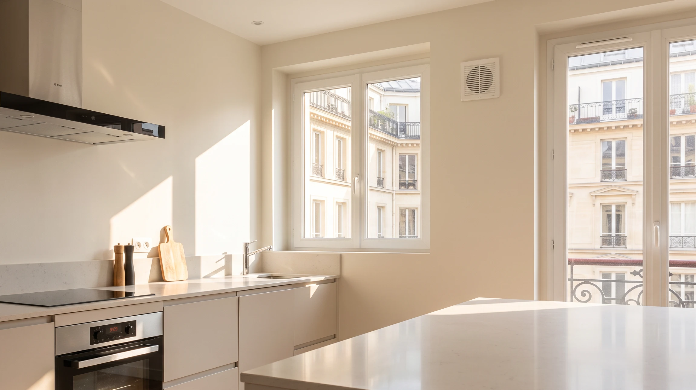 Photo professionnelle d'un technicien en tenue de travail installant une unité de ventilation VMC simple flux en conduit mural dans une cuisine ou salle de bain résidentielle. Le technicien, vêtu d'une veste de travail professionnelle, positionne le conduit spiral et la bouche d'aération murale blanche. Intérieur résidentiel lumineux, murs clairs, perspective montrant l'installation en cours et le résultat fonctionnel. L'image doit transmettre la confiance, le professionnalisme et la qualité d'installation caractéristiques de Thermo-Logis.