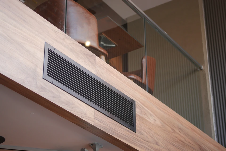 Plafond intérieur avec bouche d'aération carrée encastrée